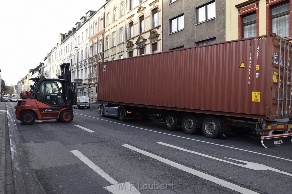 LKW gegen Bruecke wegen Rettungsgasse Koeln Muelheim P18.JPG - Miklos Laubert